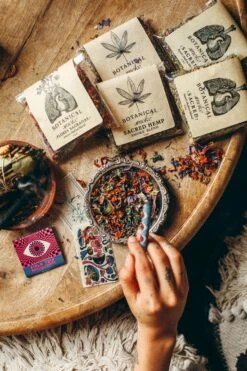 FLORES SAGRADAS Botanical Smoke | Crown Chakra Blend -StrikeZone Store O01A8915 e1914fbe d9a0 4097 bf51 4df03be96823