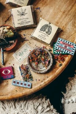 FLORES SAGRADAS Botanical Smoke | Crown Chakra Blend -StrikeZone Store O01A8923 818ebb4a 45a5 4b8d 8c02 87f7268247e9